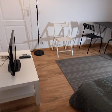 3 Hebergements - Au 1Er Etage 1 Appartement 2 Pieces Et Au 2Eme Etage Un Logement De 2 Chambres Louees Separement Avec Coin Cuisine Et Toilettes A Partager- Dans Pavillon Au Pied Du Rer B A 5 Minutes De Paris Et 30 Mn Stade De France Cachan Kültér fotó