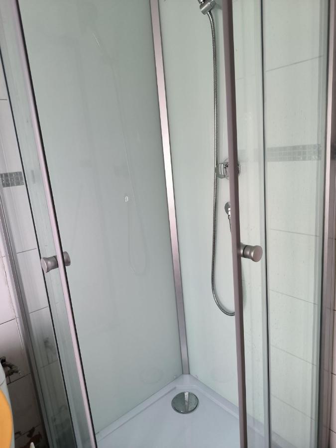 3 Hebergements - Au 1Er Etage 1 Appartement 2 Pieces Et Au 2Eme Etage Un Logement De 2 Chambres Louees Separement Avec Coin Cuisine Et Toilettes A Partager- Dans Pavillon Au Pied Du Rer B A 5 Minutes De Paris Et 30 Mn Stade De France Cachan Kültér fotó